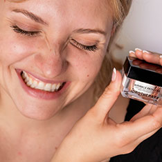 Idrotherapy customer with her jar