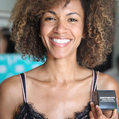 Idrotherapy customer applying the cream