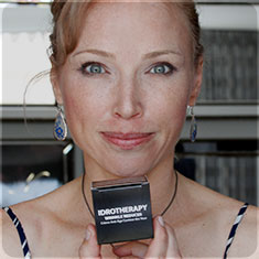 Idrotherapy customer holding the box