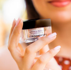 Idrotherapy customer applying cream under the eyes
